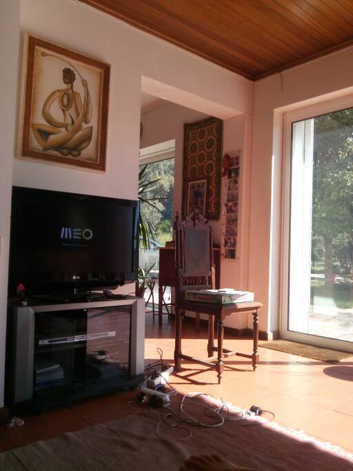 Sala de estar com Tv, internet e PC