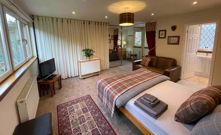 Na poschodí je obytný priestor s manželskou posteľou,sprchovacím kútom a  šatňou. 
Spánok a priestor na posedenie. Televízor so službou Netflix. Stiahnite zatemňovacie žalúzie. Sklopte  stôl a stoličky na stolovanie.