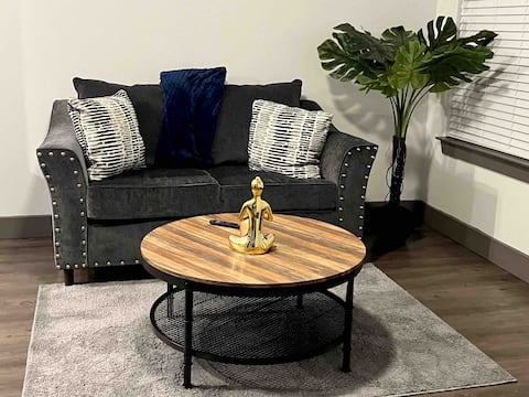 Popular Airbnb listing: 7 Min from IAH Business-Ready Apt w Pool & Wi-fi in Iah / Airport Area