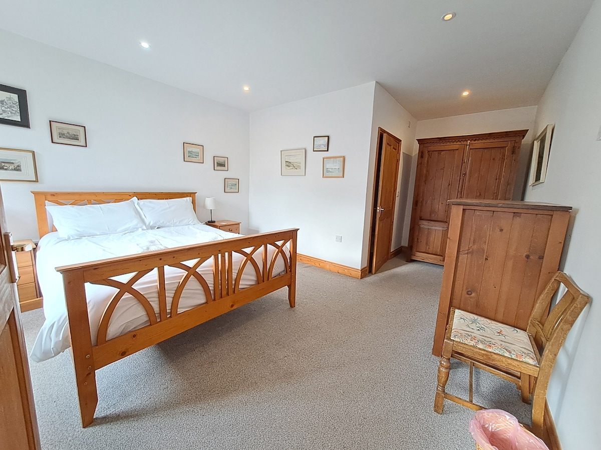 Ъглов хамбар на долния етаж с двойно легло king size и самостоятелна баня 