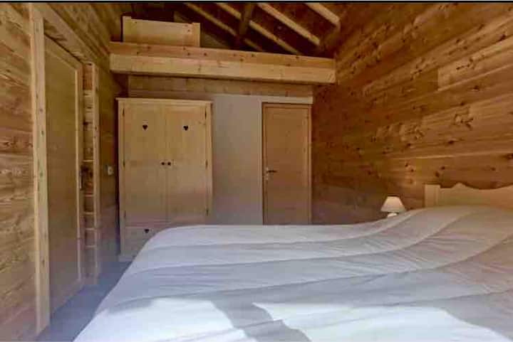 Dhomë gjumi në katin përdhes master suite 