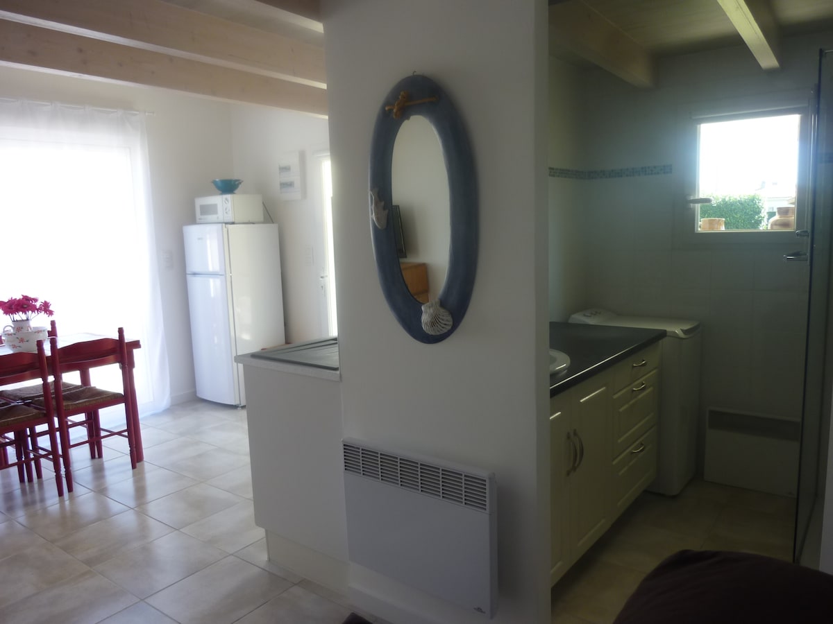 Annonce Airbnb populaire: studio cottage, private garden near the sea à Vaux Sur Mer