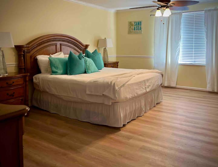 Iný výhľad na spálňu č.1  s nefunkčným krbom