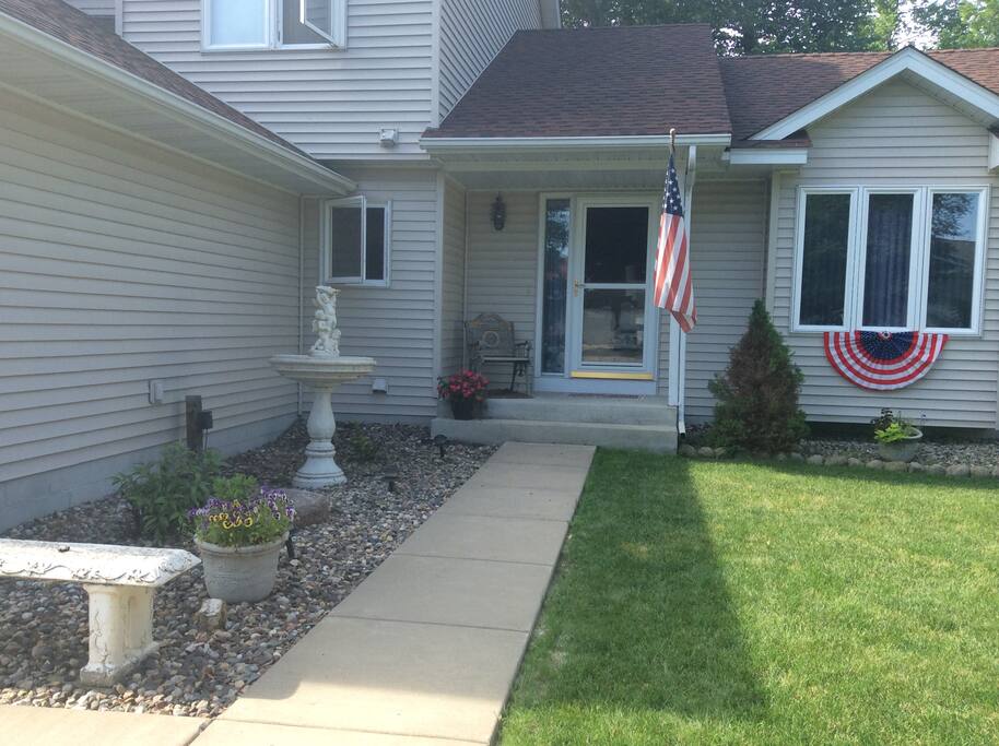 Welcome to the Zellner Home. In a quiet community, within 20 minutes of Carlton & St. Olaf Colleges. 45 minutes to the Mall of America and MSP Airport. Great small towns close by for all the parades and community events & weddings. Lonsdale offers 12 parks for recreation, only a few minutes to fishing and outdoor sports.