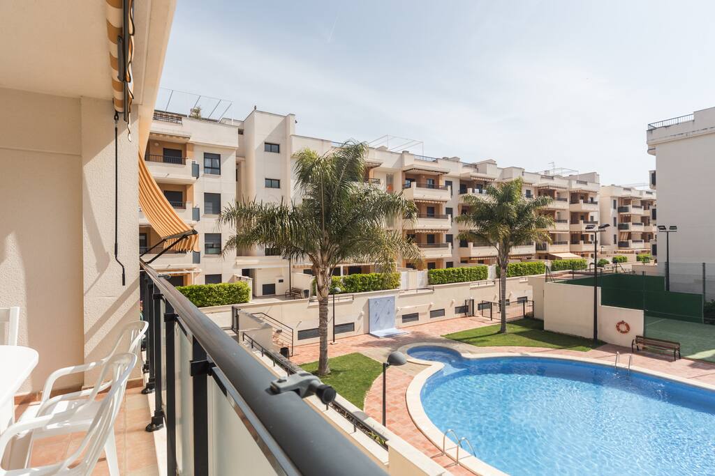 Piscina comunitaria con jacuzzi e infantil.