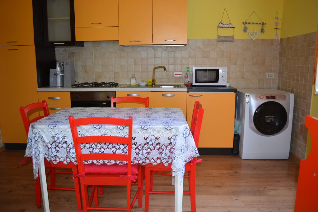 Cucina e soggiorno con servizi