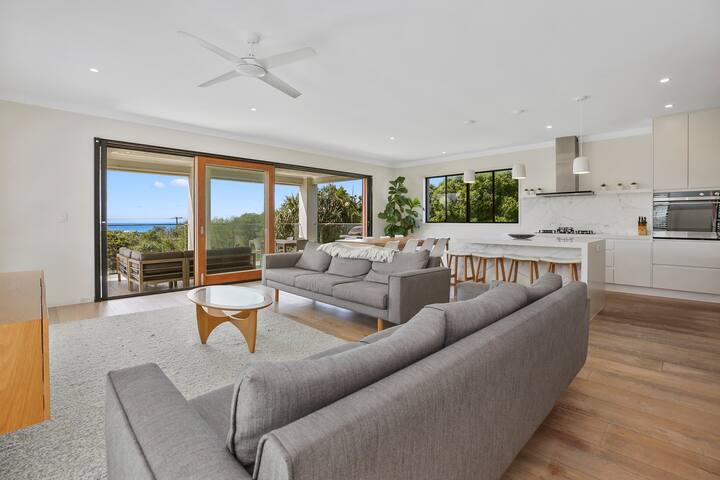 ULTIMATE NOOSA Six Bedroom Luxury with WATERSLIDE! gallery image 3