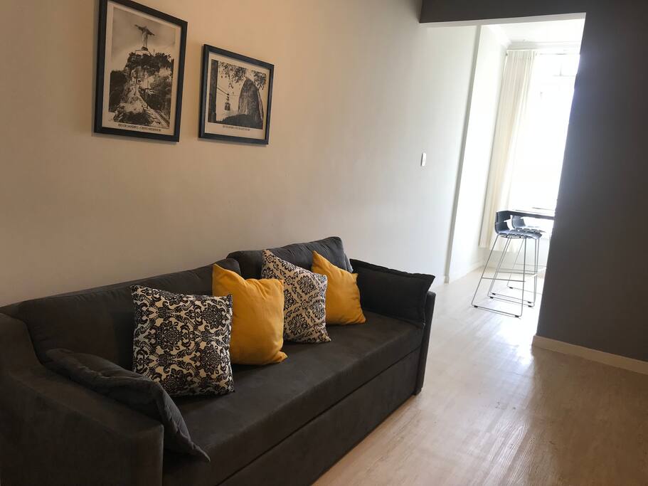 Sala espaçosa e bem iluminada