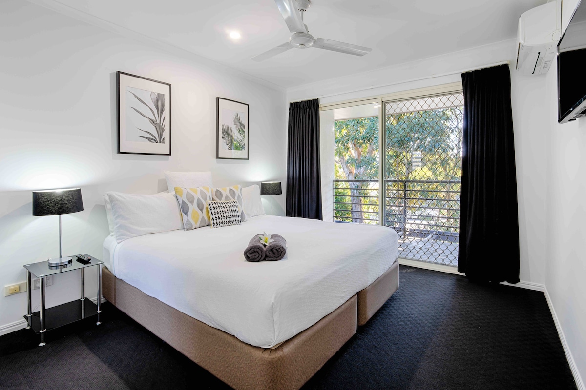 חדר שינה ראשי עם חלוק הליכה, כניסה לחדר הרחצה, טלוויזיה, מרפסת פרטית ומיזוג אוויר