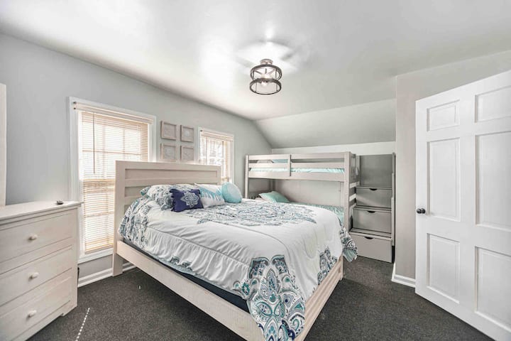 ห้องนอนชั้นบนพร้อมเตียงควีนไซส์และเตียงสองชั้น