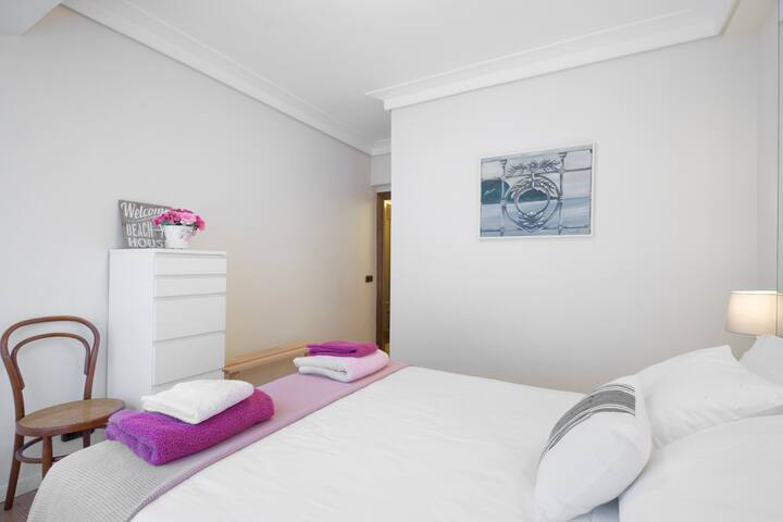 Mikeletes Beach House. Free Parking. AC. gallery image 4