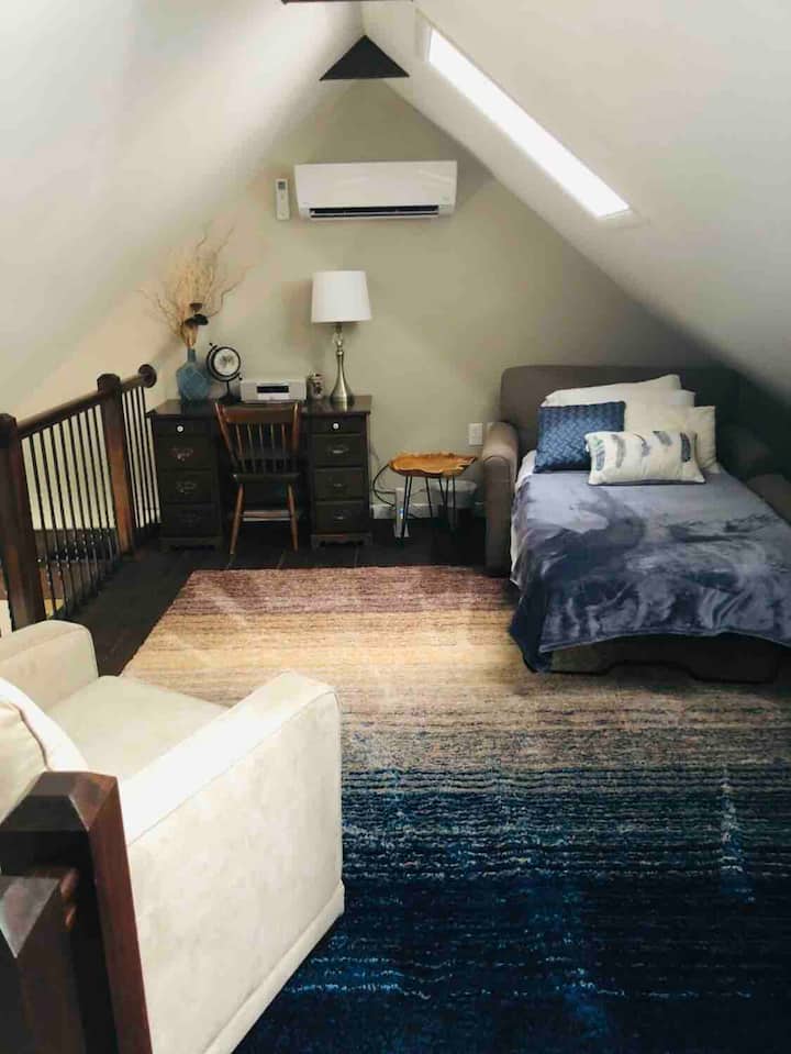 Das Loft im Obergeschoss verfügt über ein ausziehbares Einzelschlafsofa 