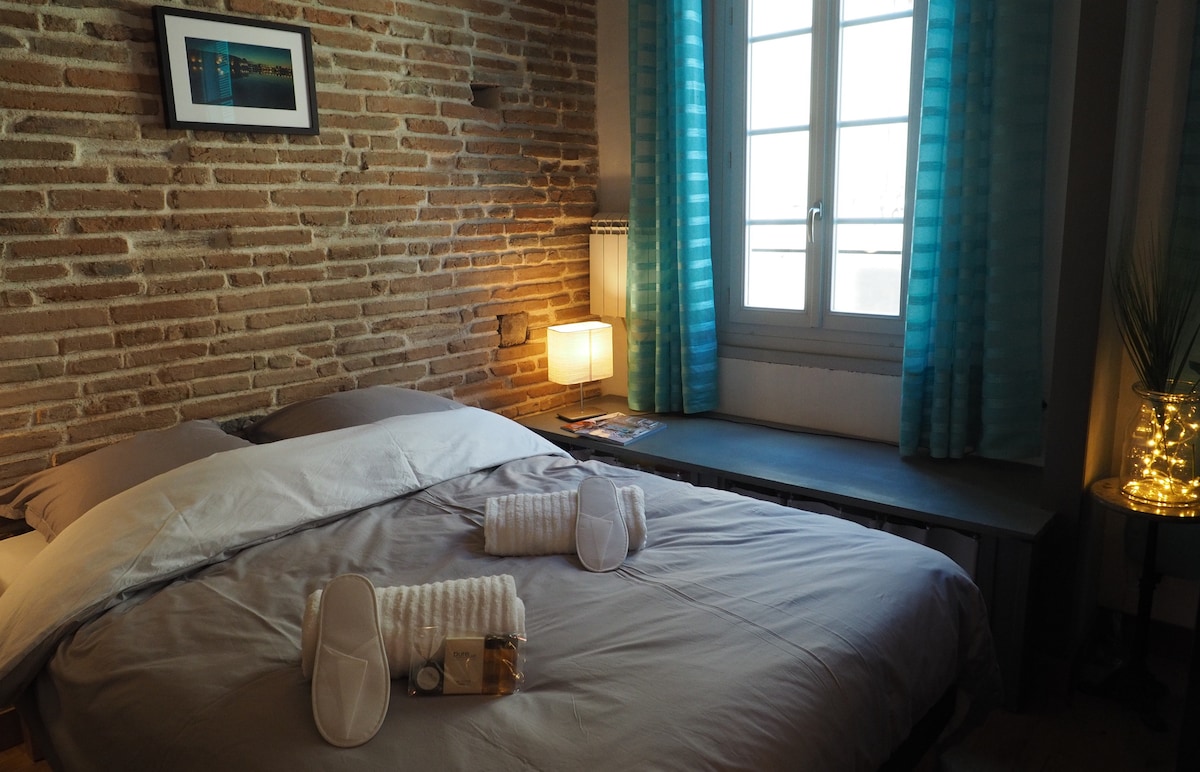 Svetlá a pohodlná izba. Upozorňujeme, že z ekologických dôvodov už neposkytujeme jednorazové papuče.