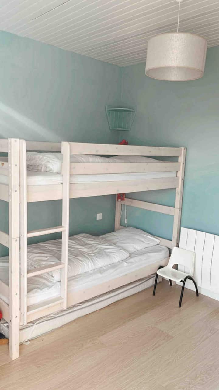 Საბავშვო ოთახი ორსართულიანი საწოლით, რომელიც აივანს გადაჰყურებს 