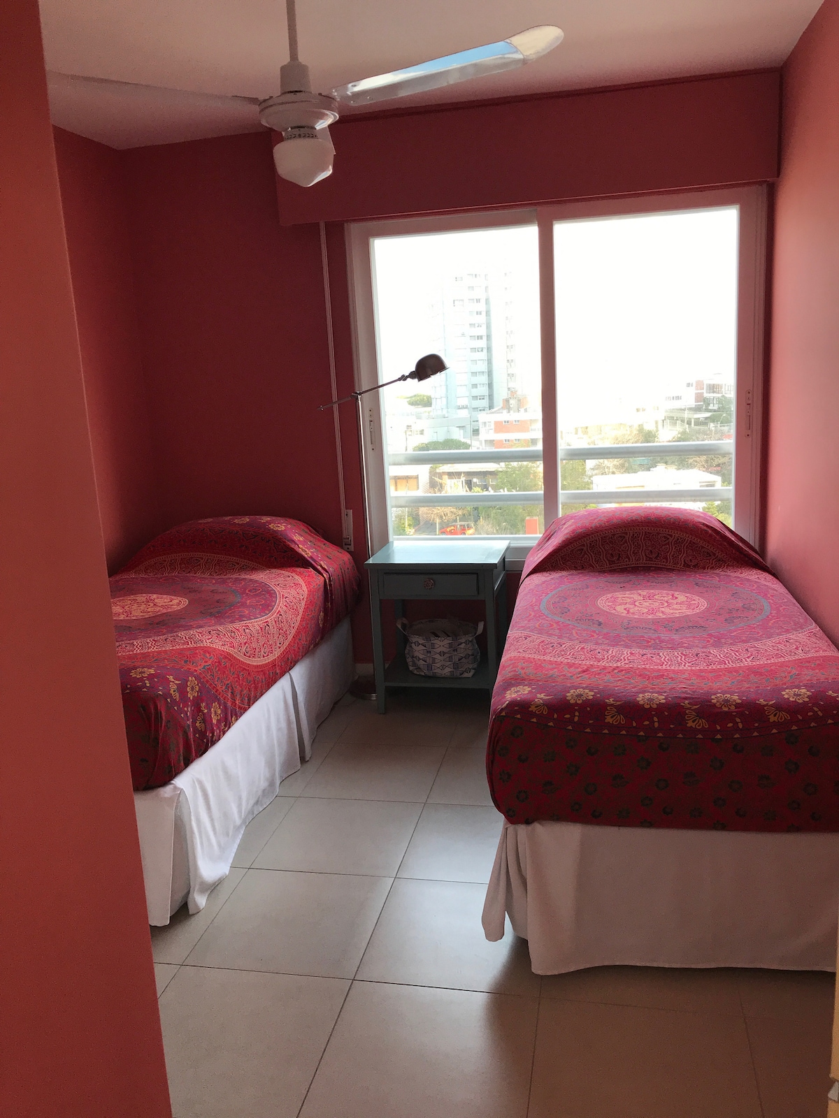 配备2张1米宽单人床的卧