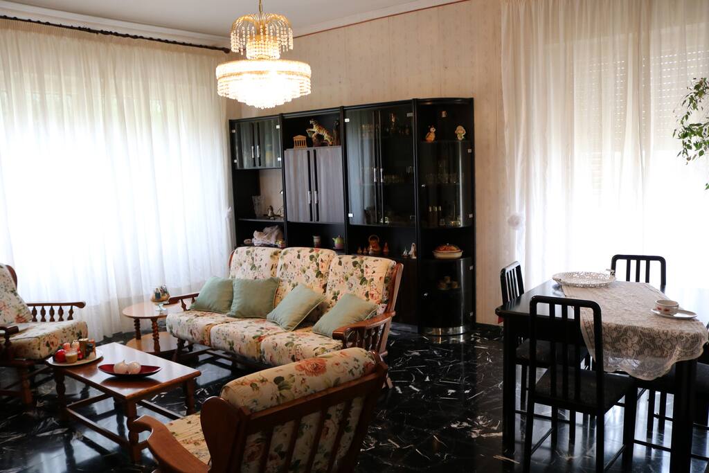 Sala con televisore. 30 mq circa.