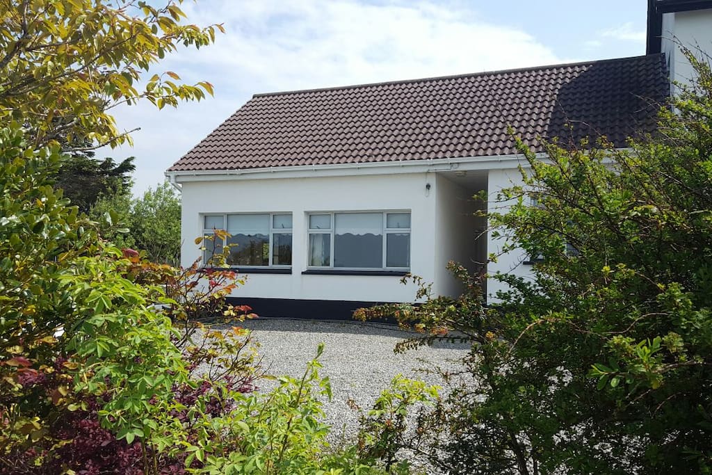 Detached studio apartment with parking
