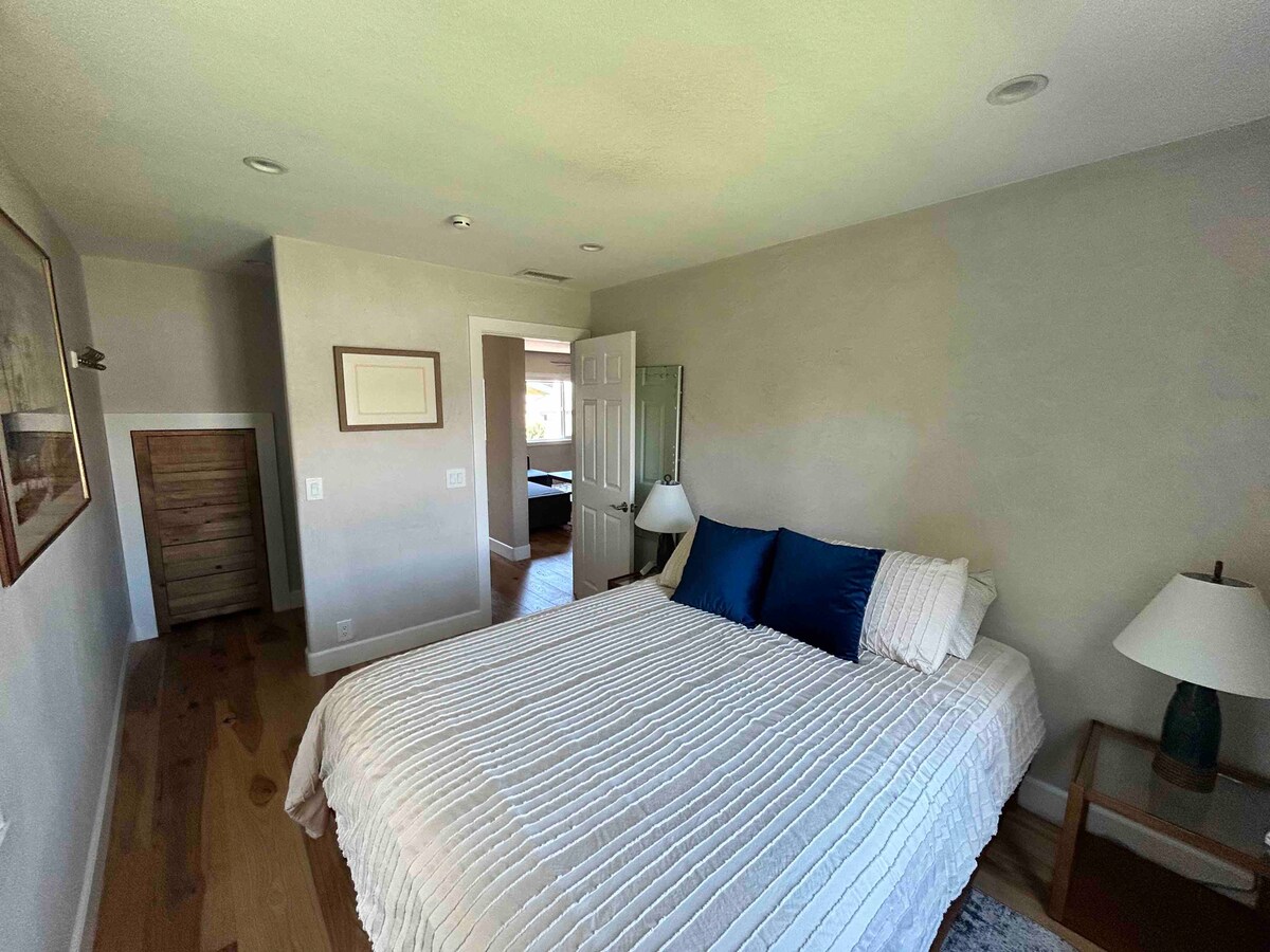 Двойно легло, 2 нощни шкафчета с лампи 