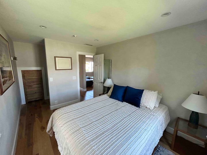 标准双人床， 2张床头柜，带灯具 