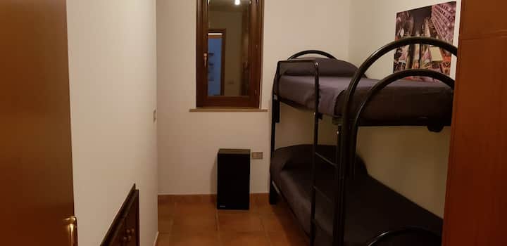 единечна спална соба со кревет на спрат