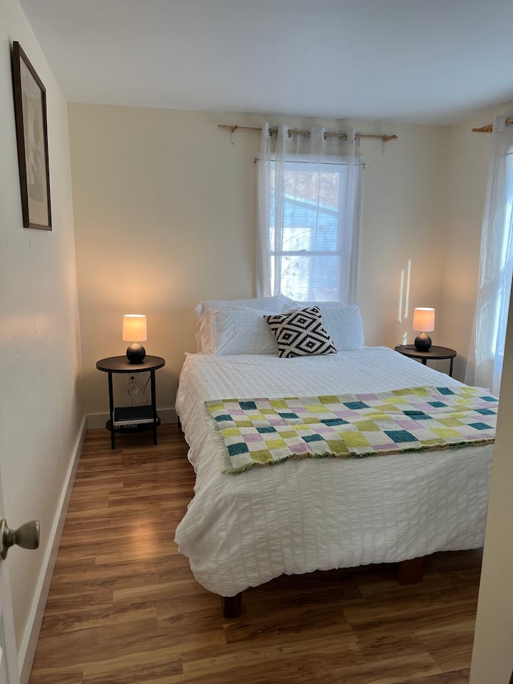 Kitanda cha kwanza cha ukubwa wa chumba cha kulala-Queen, mwanga mwingi wa asili. 