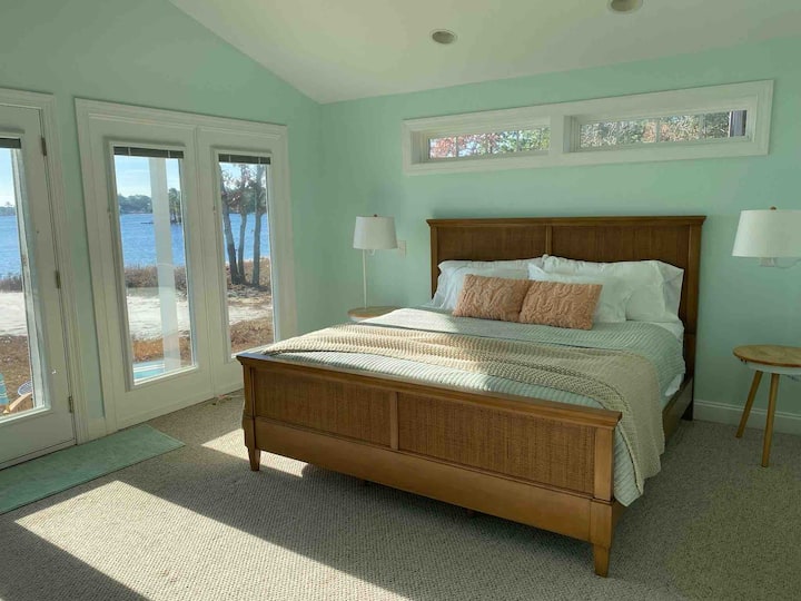 Relaksohu në krevatin tënd mbretëror dhe në çarçafët e pambukut egjiptian ndërsa admiron pamjen ose shikon një film 