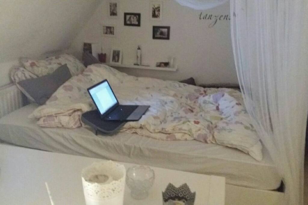 Das superbequeme Bett des Zimmers