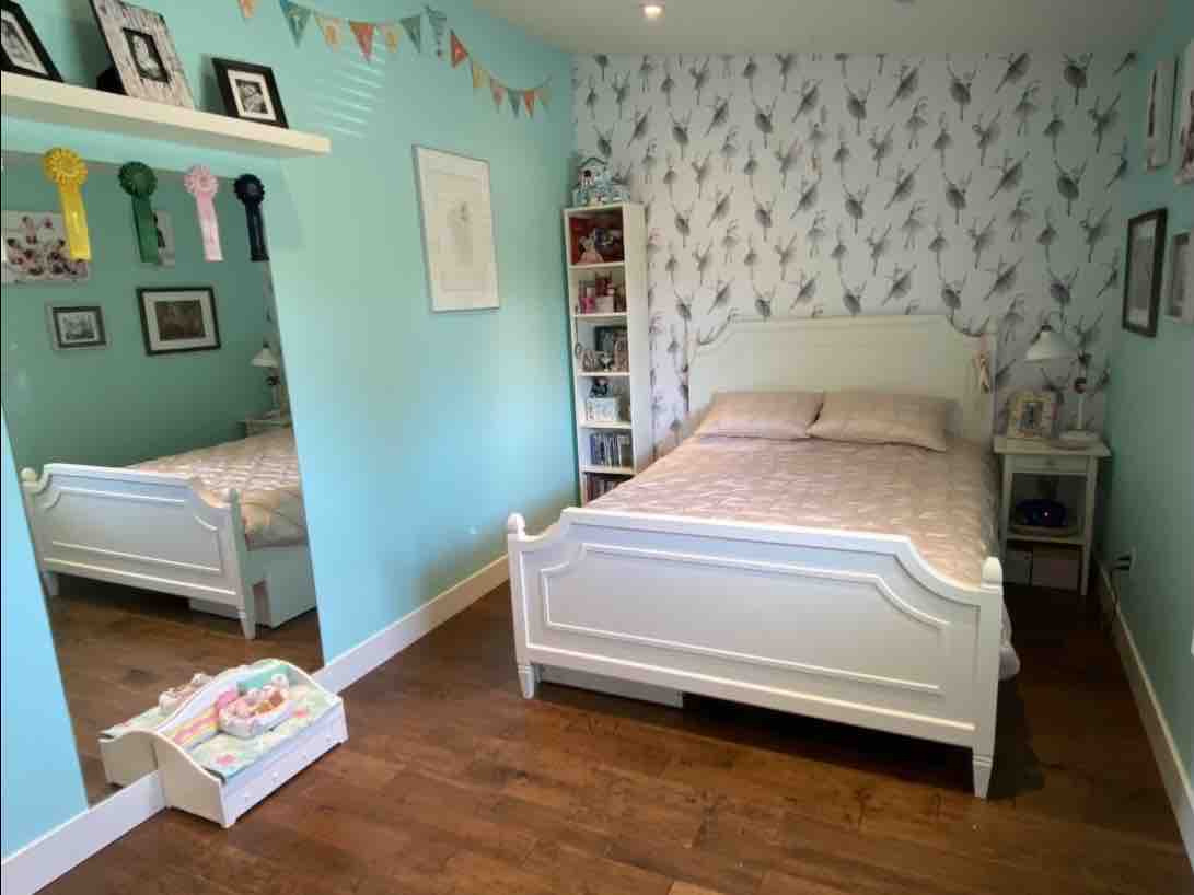 Veľká tretia spálňa s manželskou posteľou a písacím stolom 