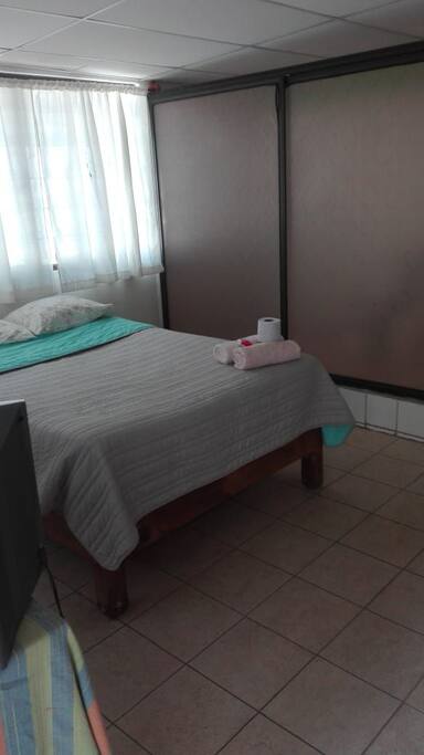 Habitación #6 para 2 personas con cama matrimonial baño completo,TV y wifi.