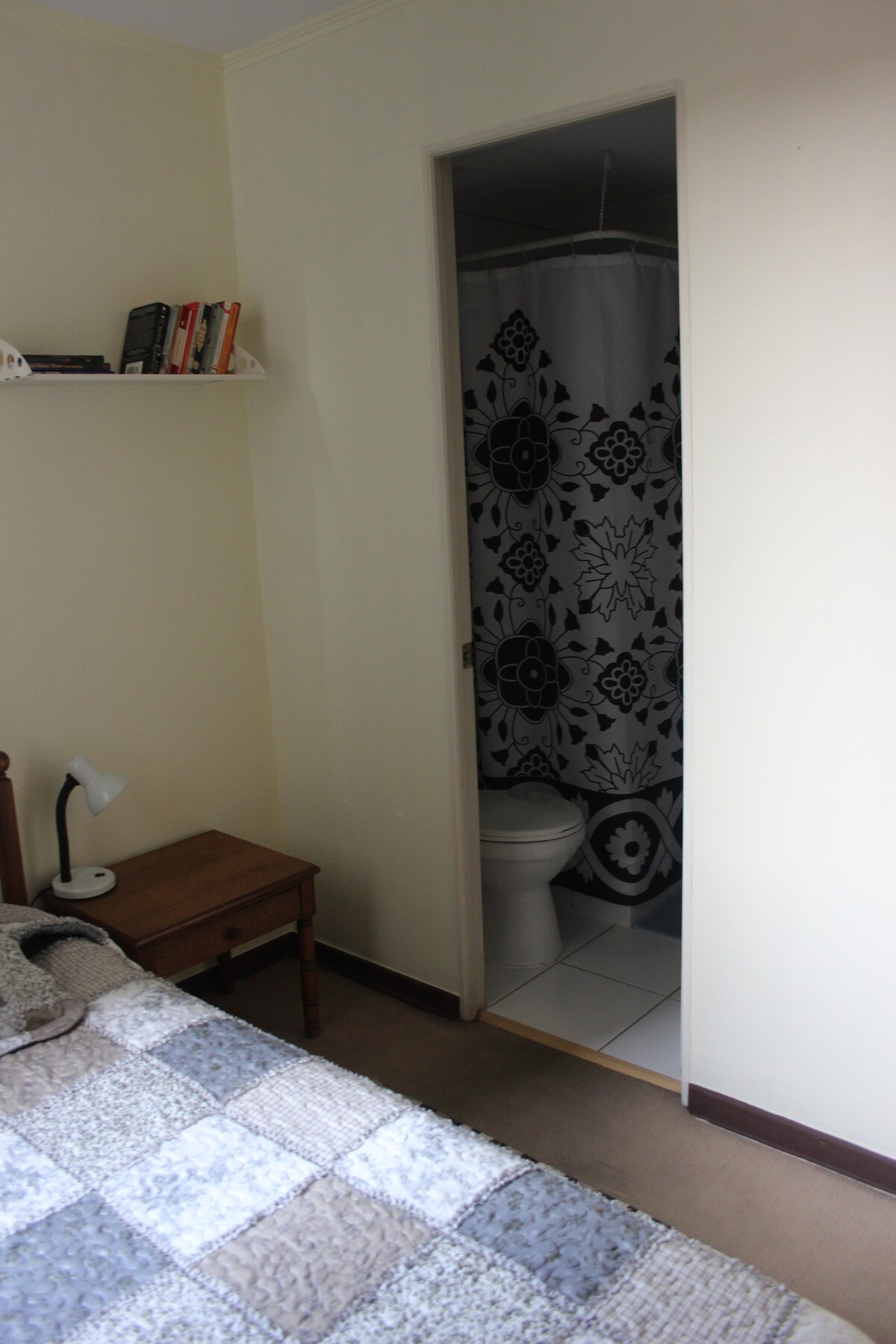 Kabati (au kabati) katika kila chumba, katika viango vyote viwili kuna viango vya nguo au viango vya kutundika nguo zako na sehemu ya sanduku ikiwa ni lazima. Pia kuna bafu kamili (bafu, sinki na choo) katika kila chumba.