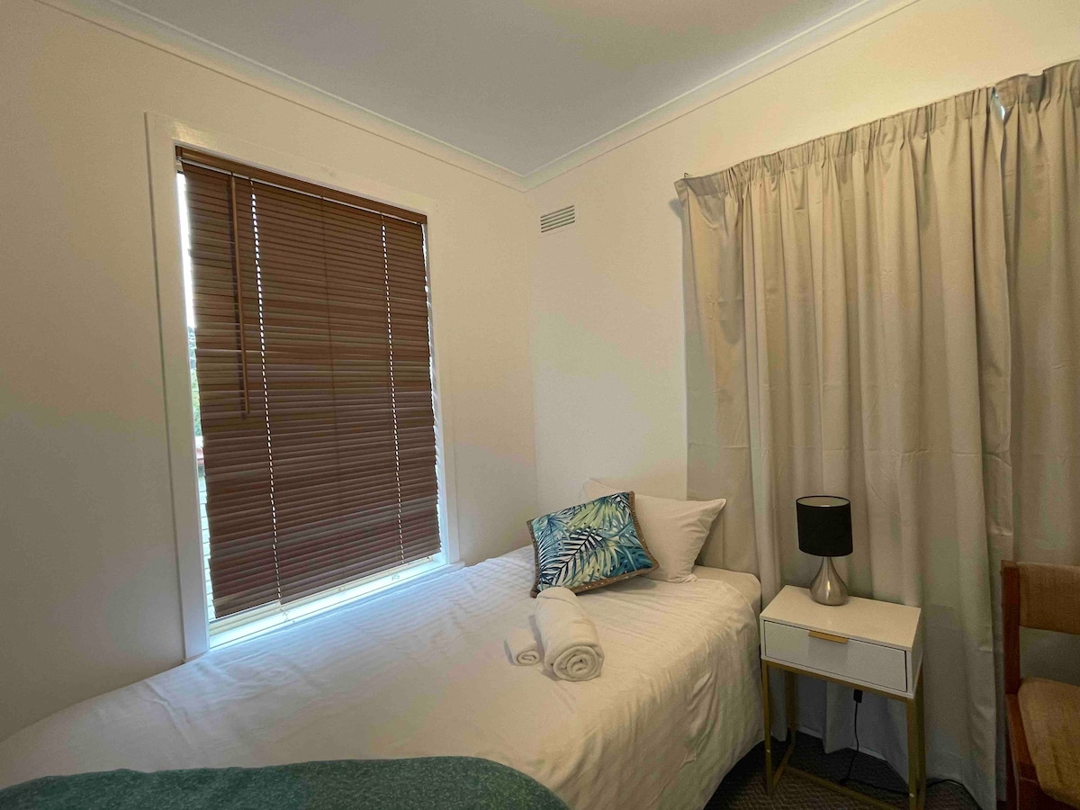 单人房，配有老建筑浴袍。 分层住宿的一部分，可通过坡道直达后院和自行车洗涤海湾区域。 