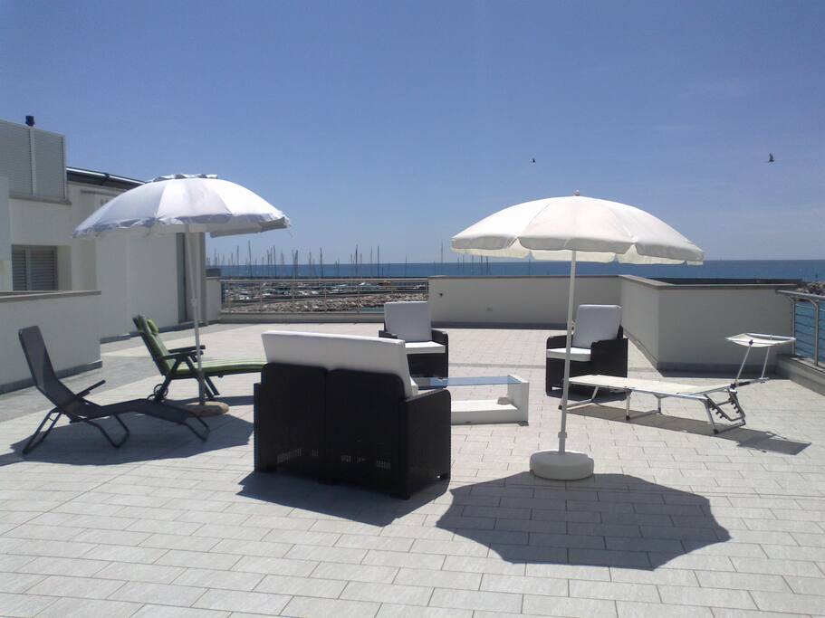 Terrazza panoramica solarium vista Porto Cala de' Medici