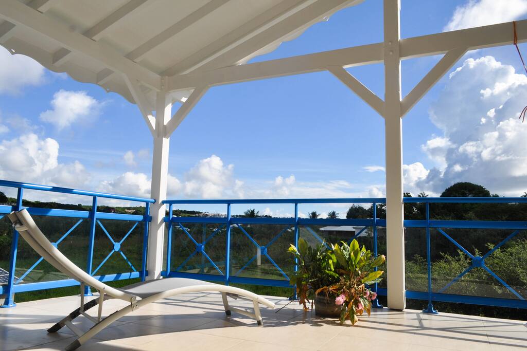 La grande terrasse couverte