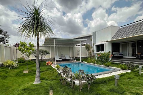 FarmVille 10 - Villa with a Private Pool!