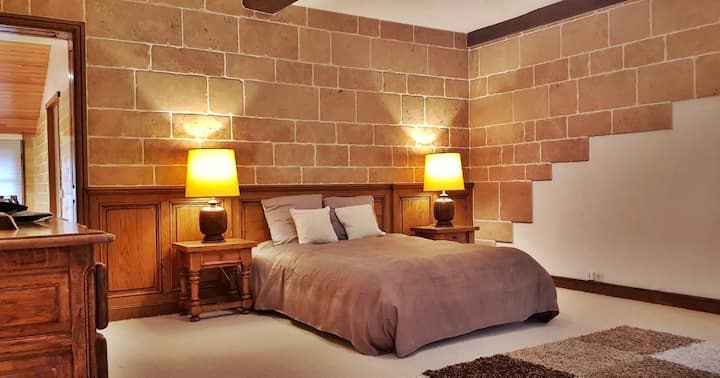 1 סוויטה מפוארת בקומת הקרקע 
עם חדר רחצה צמוד וחדר הלבשה אחד