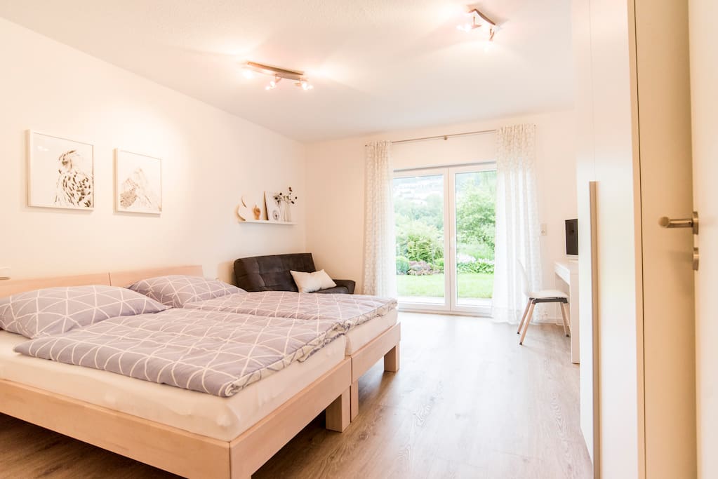 Schlafzimmer mit Doppelbett