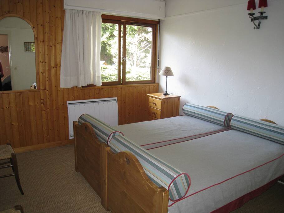 La chambre avec deux (ou trois) lits d'une personne