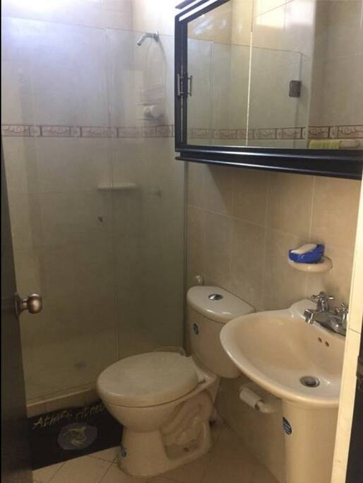 baño de la habitación, está al lado de ella, no es interno