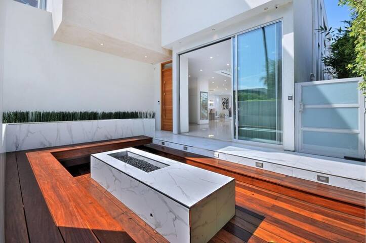 Luxury VERY LUCKY Mansion/No parties allowed gallery image 5