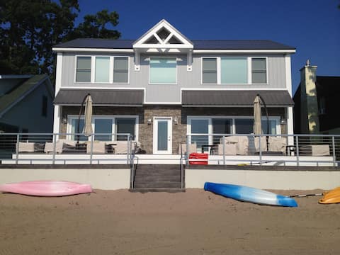 5 Bdrm Sylvan Beach House w/ Private Beach & WIFI