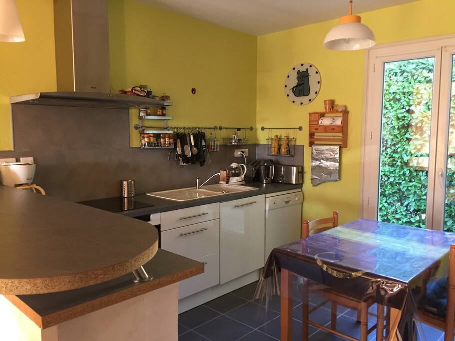 cuisine ouverte avec tous les accessoires utiles