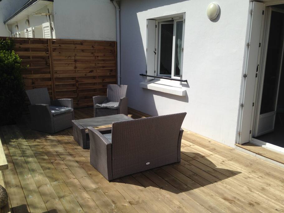Terrasse vue jardin clos