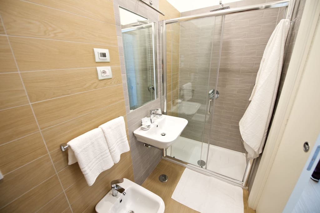 Bagno in camera Privato con Doccia XXL asciugamani
In room bathroom with Large shower