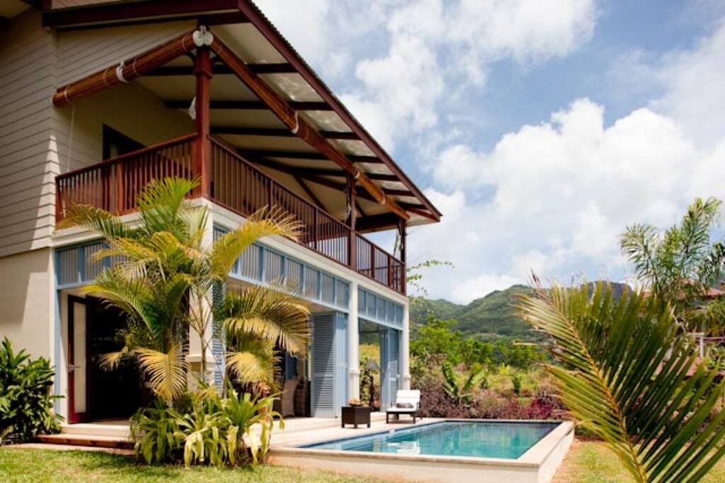 Outside view of the house and pool/ Vue extérieure de la maison et piscine