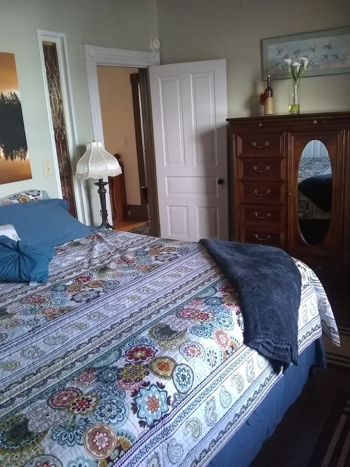 Chumba cha kulala cha ukubwa wa King kilicho na kabati, kabati la kujipambia na ufikiaji wa baraza na mwonekano wa nje. 