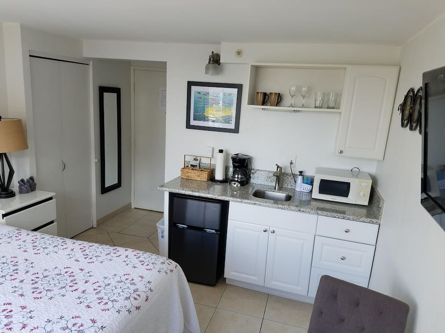 studio with queen bed and kitchenette