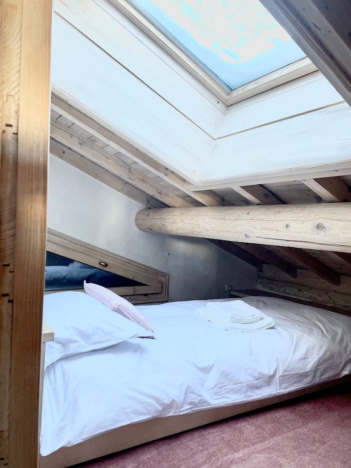Nuestro tercer dormitorio alberga una cama individual, es una habitación acogedora con una ventana en el techo y ventanas laterales que dejan entrar mucha luz.