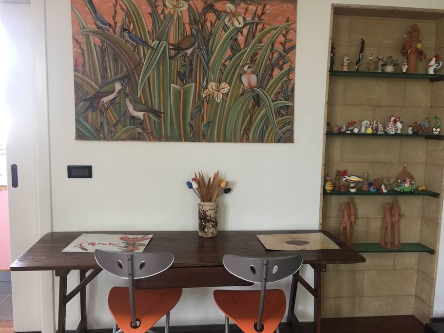 Scrivania o tavolo per colazione in casa