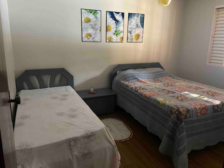 1 سرير مزدوج ، 1 سرير مفرد ، 1 مرتبة مزدوجة واحدة