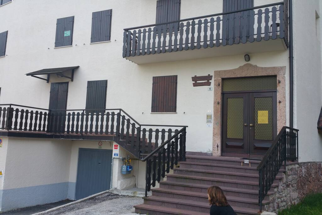 Il condominio, le finestre dell'appartamento sono le prime due accanto al portone